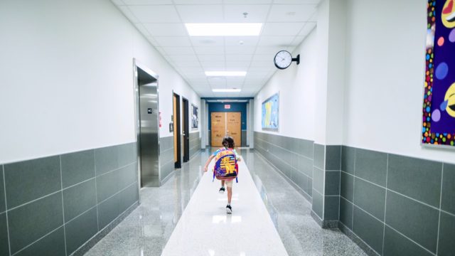 escuela con empresa de limpieza de colegios-min